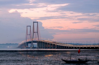 Surabaya, Endonezya 'daki en uzun köprü Alacakaranlık Köprüsü' dür..