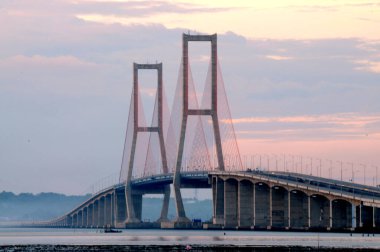 Surabaya, Endonezya 'daki en uzun köprü Alacakaranlık Köprüsü' dür..