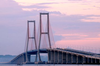 Surabaya, Endonezya 'daki en uzun köprü Alacakaranlık Köprüsü' dür..