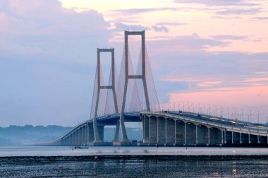 Surabaya, Endonezya 'daki en uzun köprü Alacakaranlık Köprüsü' dür..