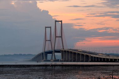 Surabaya, Endonezya 'daki en uzun köprü Alacakaranlık Köprüsü' dür..