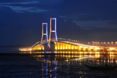Surabaya, Endonezya 'daki en uzun köprü Alacakaranlık Köprüsü' dür..