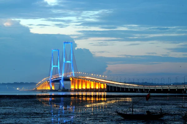 位于印度尼西亚苏拉巴亚的黄昏时分的苏拉马杜桥 灯火辉煌 是印度尼西亚最长的桥 — 图库照片