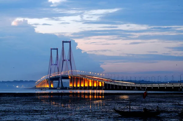 Мост Сурамаду Сумерках Ярким Освещением Сурабае Индонезия — стоковое фото