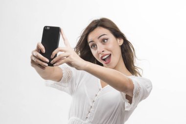 Kadın selfie çekiyor.