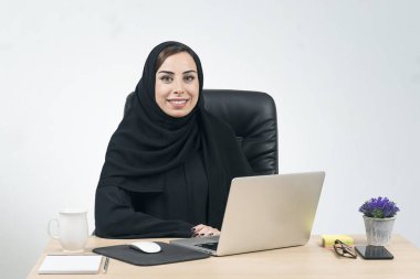 Genç Arap ofiste çalışan iş kadını