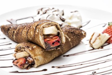 çilek ile katlanmış krep