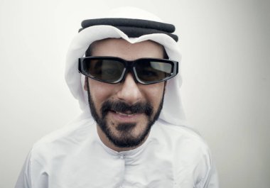 3D gözlük takan adam