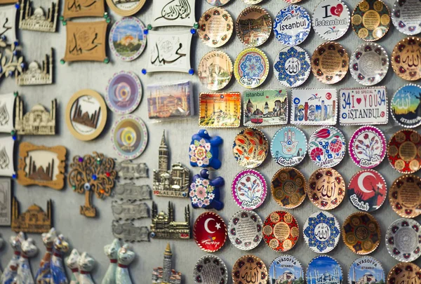 Colorful dishes in the grand bazaar — Stock Photo, Image