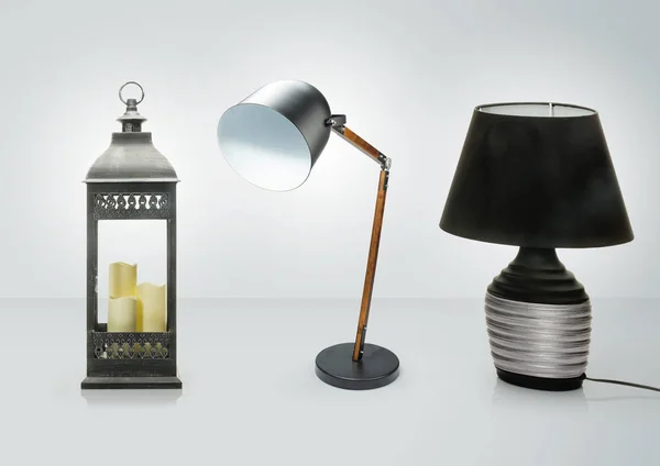Conjunto de lâmpadas de mesa diferentes. Lâmpadas de mesa decorativas isoladas no fundo branco, caminho de recorte incluído — Fotografia de Stock