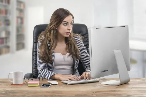 Jonge zakenvrouw zitten op kantoor — Stockfoto