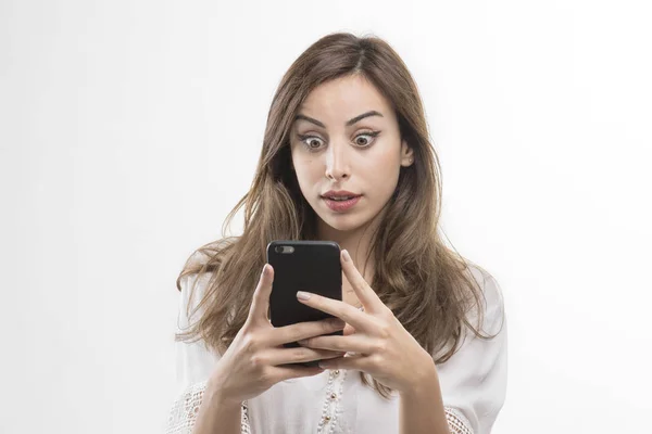 Shocked woman looking at phone — Stock Photo, Image