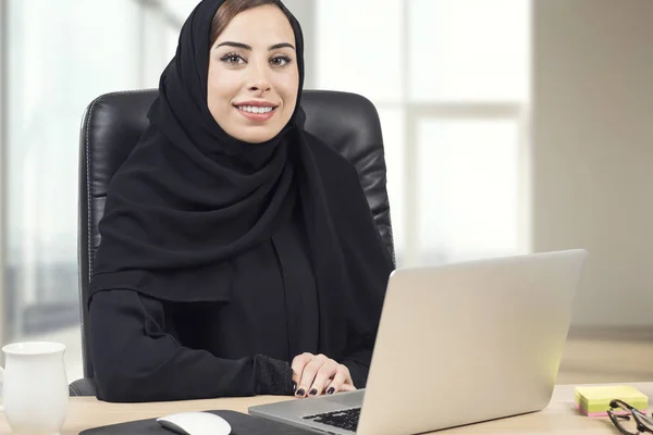 Jonge Arabische zakenvrouw werken op kantoor — Stockfoto