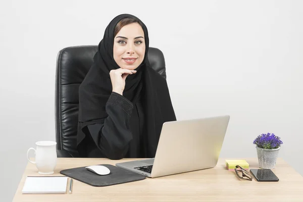 Joven empresaria árabe trabajando en la oficina —  Fotos de Stock