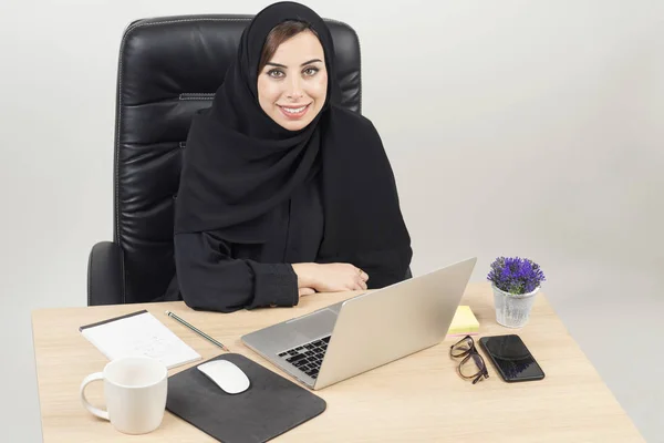 Giovane imprenditrice araba che lavora in ufficio — Foto Stock