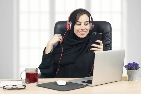 Jeune femme d'affaires arabe travaillant dans le bureau — Photo