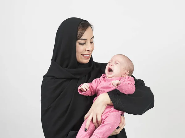 Jovem mãe árabe segurando seu bebê — Fotografia de Stock