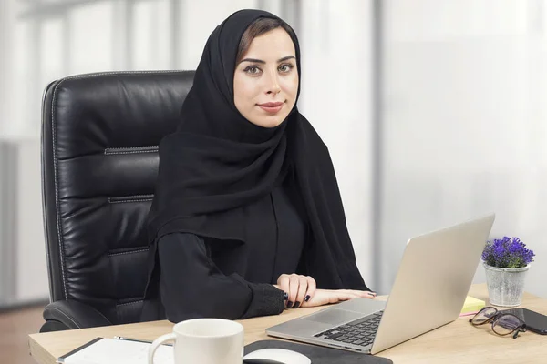 Jonge Arabische zakenvrouw werken op kantoor — Stockfoto