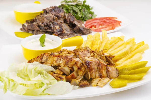 Shawarma 플레이트, Shawarma 쇠고기와 닭고기 접시 — 스톡 사진