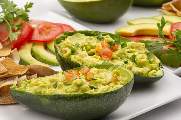 Avokado salatası doldurulmuş bir avokado 
