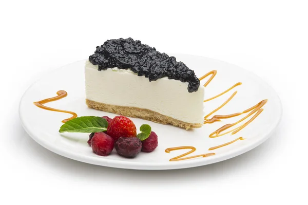 Blueberry cheesecake and fresh berries — Stock Photo, Image