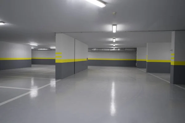 Interior de estacionamento vazio — Fotografia de Stock