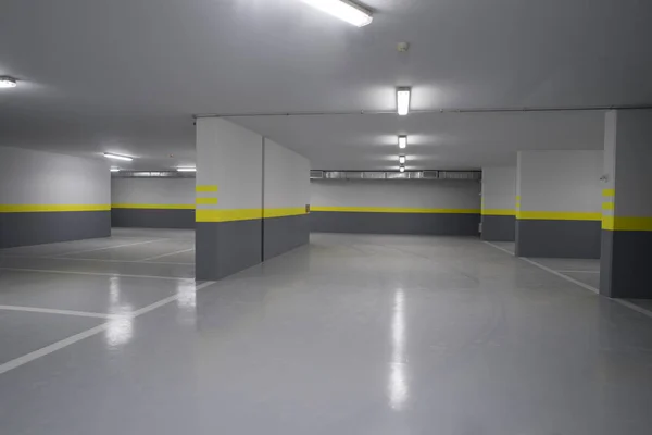 Intérieur de parking vide — Photo