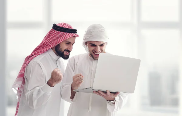 Unga arabiska affärsmän — Stockfoto