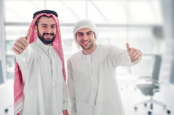 Unga arabiska affärsmän — Stockfoto