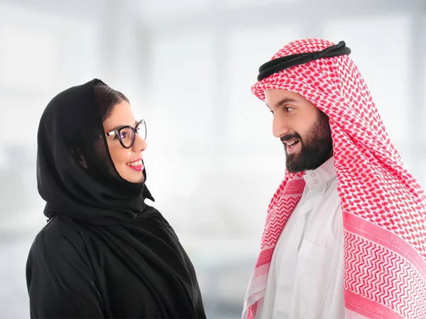 Молодая арабская пара — стоковое фото