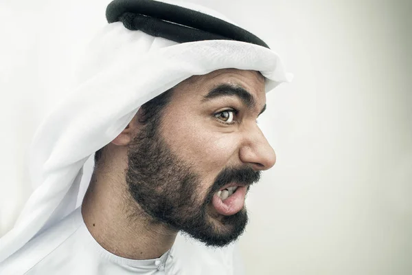 Arrabbiato arabo uomo d'affari — Foto Stock