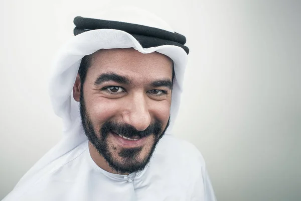 Emiraty biznesmen uśmiechający się — Zdjęcie stockowe