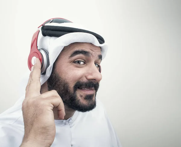 Arabian człowieka w słuchawkach — Zdjęcie stockowe