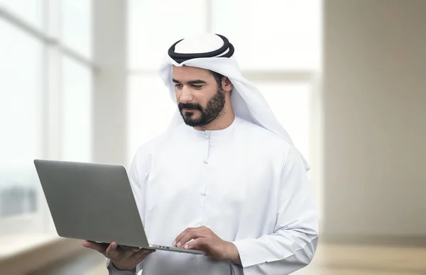 Zakenman laptop gebruiken — Stockfoto