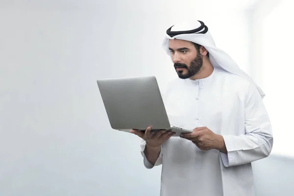 Zakenman kijken naar laptop — Stockfoto