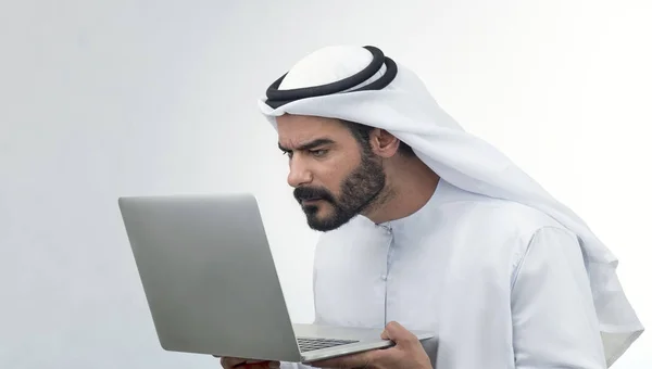 Affärsman tittar på laptop — Stockfoto