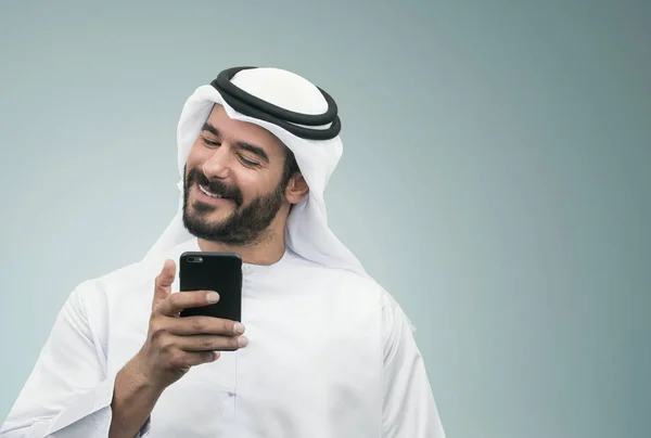 Арабский бизнесмен улыбается — стоковое фото