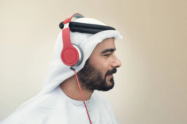 Arabisk man i hörlurar — Stockfoto