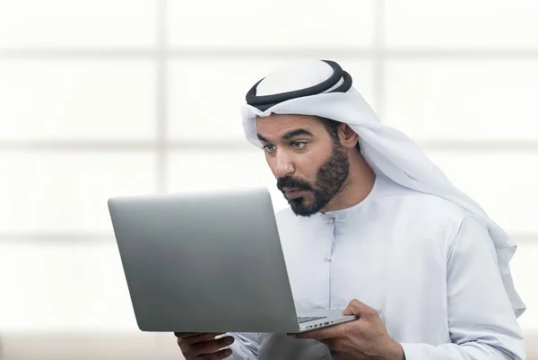 Empresário olhando para laptop — Fotografia de Stock