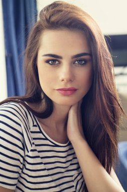 Pijama evde, T genç bir mutlu güzel kadın portresi