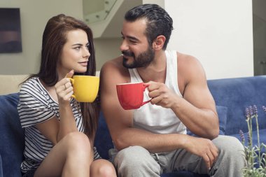 Oturma odasında çifti içme kahve güzel genç Çift