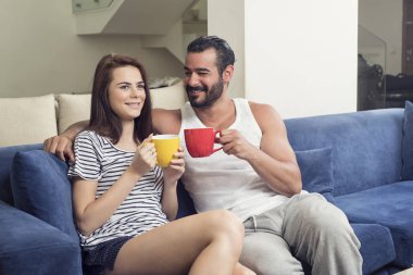 Oturma odasında çifti içme kahve güzel genç Çift