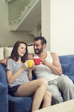 Oturma odasında çifti içme kahve güzel genç Çift