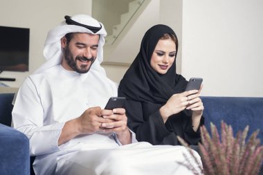 Kanepede kucaklaşan çift.