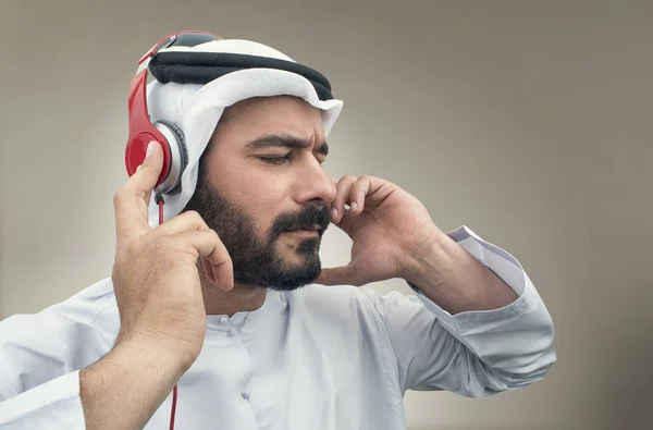 Arabský muž v sluchátka — Stock fotografie