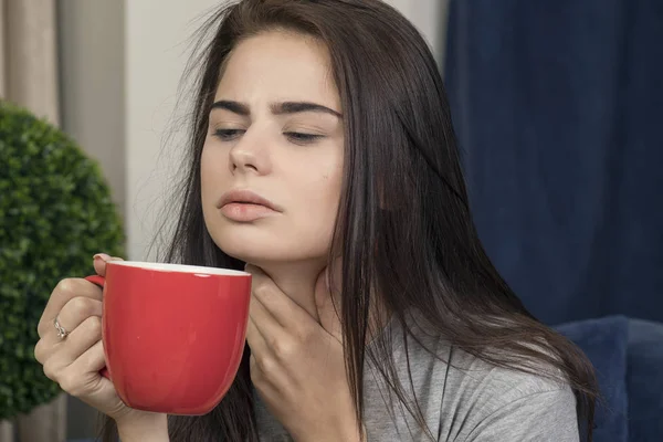 Vrouw die thee drinkt — Stockfoto