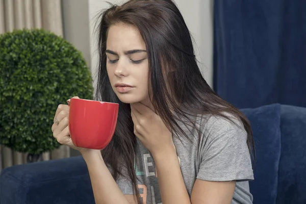 Женщина пьет чай — стоковое фото
