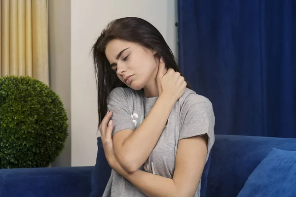 Woman with pain in neck — Stock Photo, Image