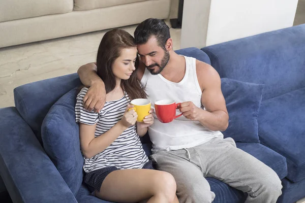 美丽、 年轻夫妇在客厅里，联轴器的喝咖啡 — 图库照片