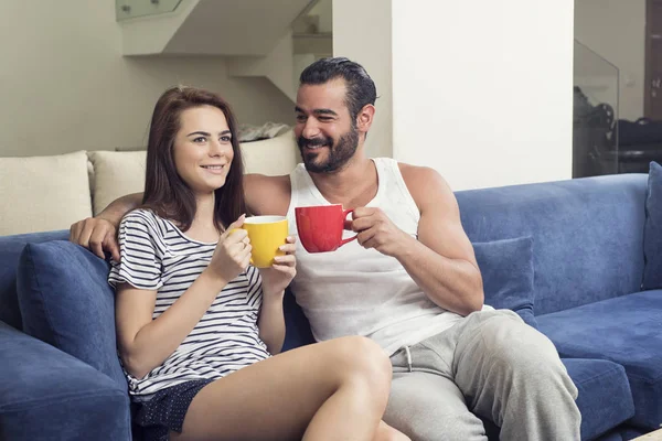 美丽、 年轻夫妇在客厅里，联轴器的喝咖啡 — 图库照片